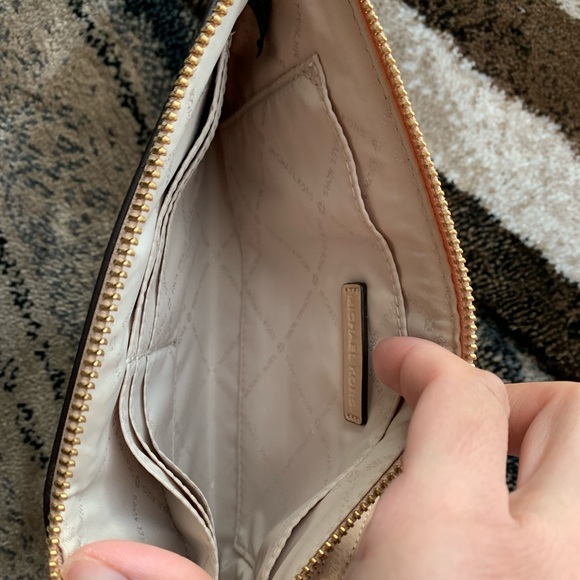 Michael Kors Signature Cluth - Picture 3 of 5